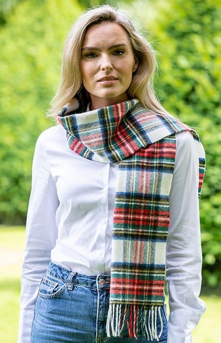 lambswool_scarf_white_tartan_1_4e1f611b-3e94-4e20-ba43-81b65cf8e624.jpg