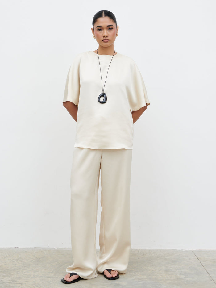 Candy Is 5'6" & Wears Size UK 8|Breya Boxy Satin T-shirt - Oyster