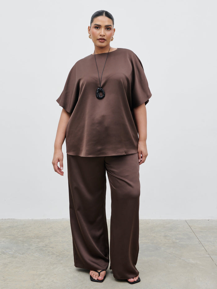 Souki Is 5'8" & Wears Size UK 18|Breya Boxy Satin T-Shirt Curve - Chocolate Brown