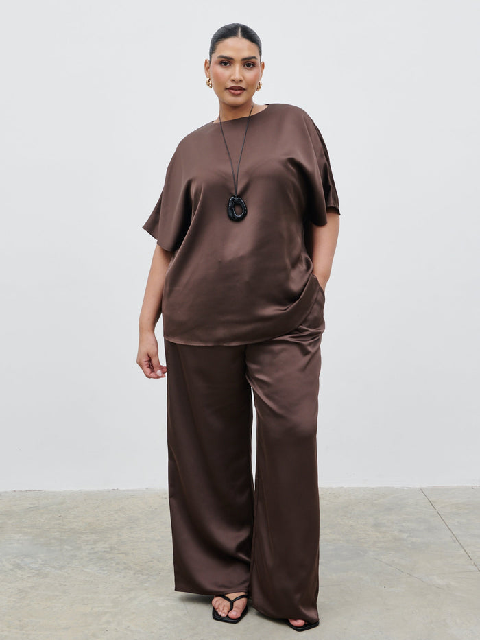 Souki Is 5'8" & Wears Size UK 18|Breya Boxy Satin T-Shirt Curve - Chocolate Brown