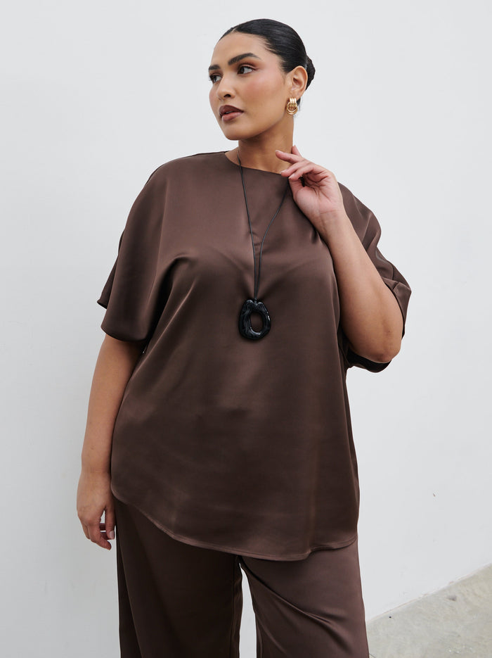 Souki Is 5'8" & Wears Size UK 18|Breya Boxy Satin T-Shirt Curve - Chocolate Brown