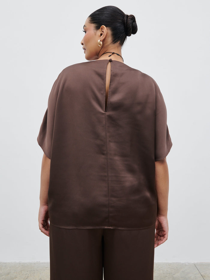 Souki Is 5'8" & Wears Size UK 18|Breya Boxy Satin T-Shirt Curve - Chocolate Brown