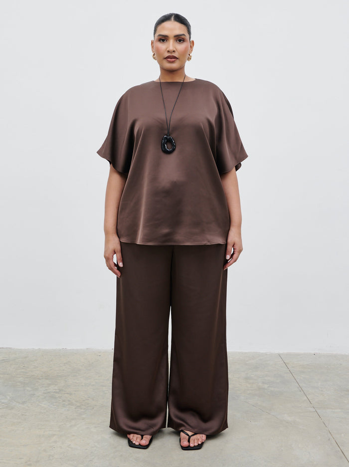 Souki Is 5'8" & Wears Size UK 18|Breya Boxy Satin T-Shirt Curve - Chocolate Brown