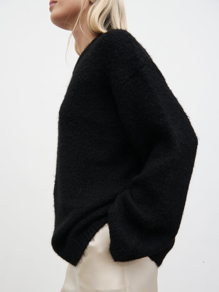Honor is 5'4" & Wears Size UK S|Cece Fluffy Jumper - Black