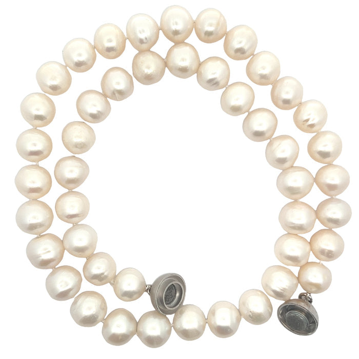 Classic short pearl necklace with rounded pearl beads and a refined elegant jewelry design.