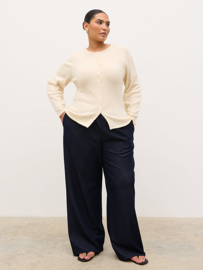 Souki Is 5'8" & Wears Size UK XL|Kyle Fitted Knit Cardigan Curve - Oyster