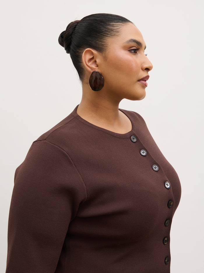 Souki Is 5'8" & Wears Size UK XL|Lilah Longline Knit Short Sleeve Top Curve - Chocolate