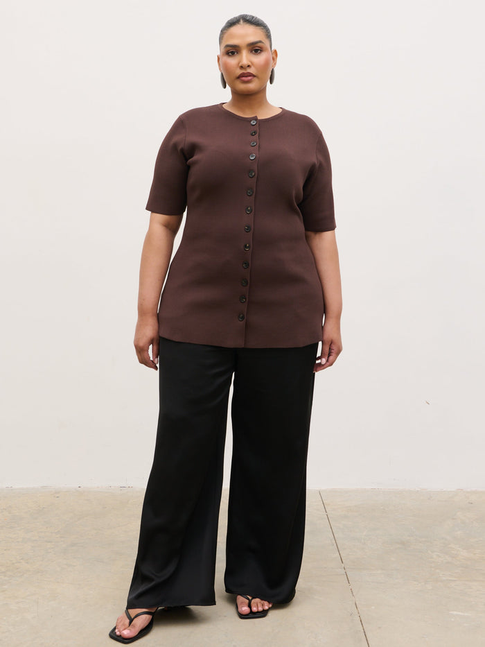 Souki Is 5'8" & Wears Size UK XL|Lilah Longline Knit Short Sleeve Top Curve - Chocolate