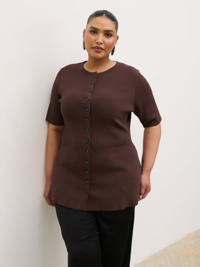 Souki Is 5'8" & Wears Size UK XL|Lilah Longline Knit Short Sleeve Top Curve - Chocolate