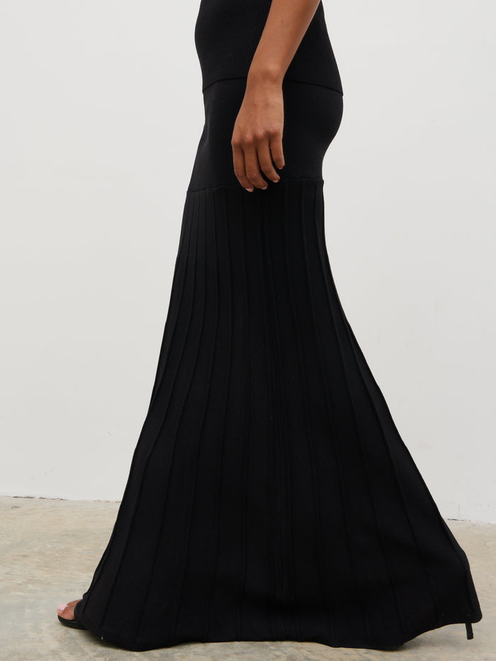 Elle Is 5'3" & Wears Size UK XS|Reagan Pleated Knit Maxi Skirt - Black