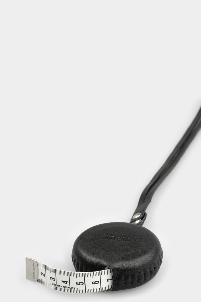 JOE CHIA | AW24 - Retractable measuring tape w. leather case