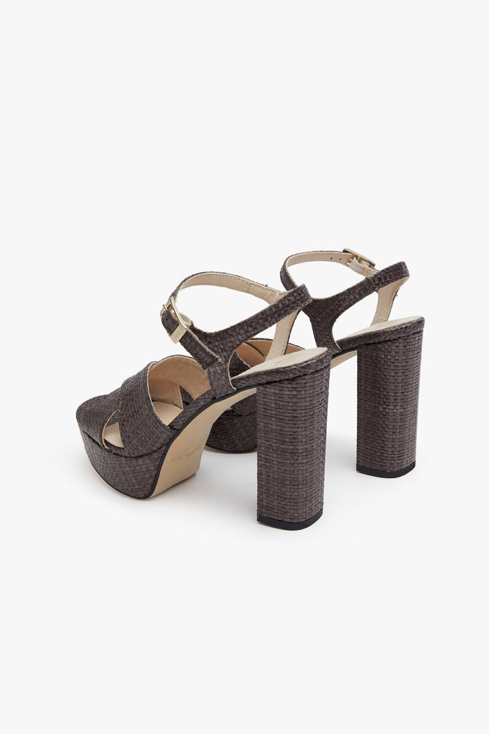 Sandalia Camila Rafia de tacón alto con plataforma de Lady Pipa para completar looks de invitada.