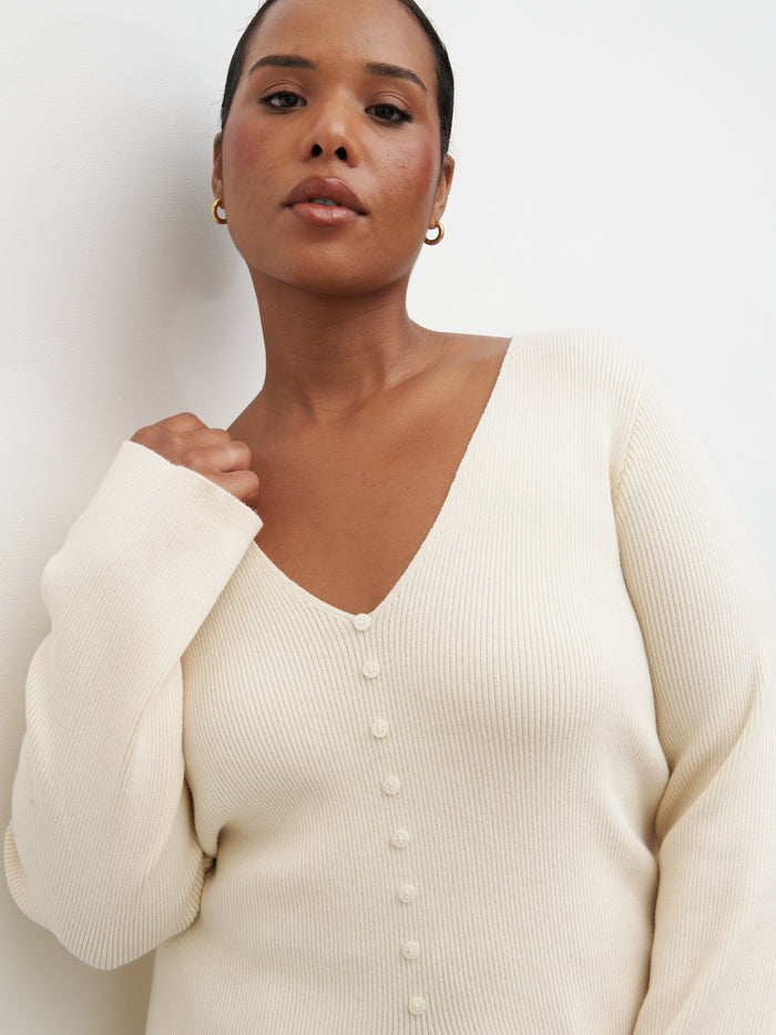 Steffy is 5'7" & Wears Size UK XL|Tia Knit Top Curve - Cream