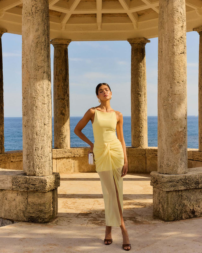 Vestido Paros Vainilla midi halter de tirantes de Lady Pipa para invitada de boda.