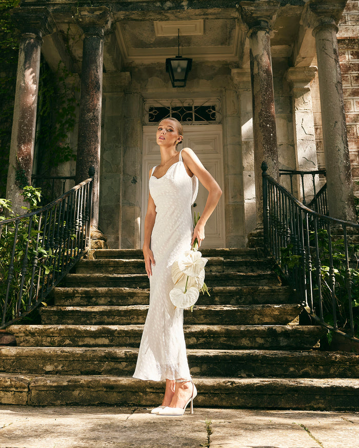 Vestido Tibet Marfil midi asimétrico de Lady Pipa para novia.