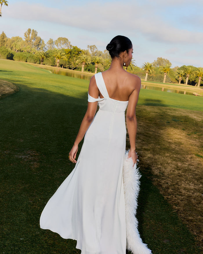 Vestido Vittoria Marfil maxi asimétrico ceñido de Lady Pipa para novia.
