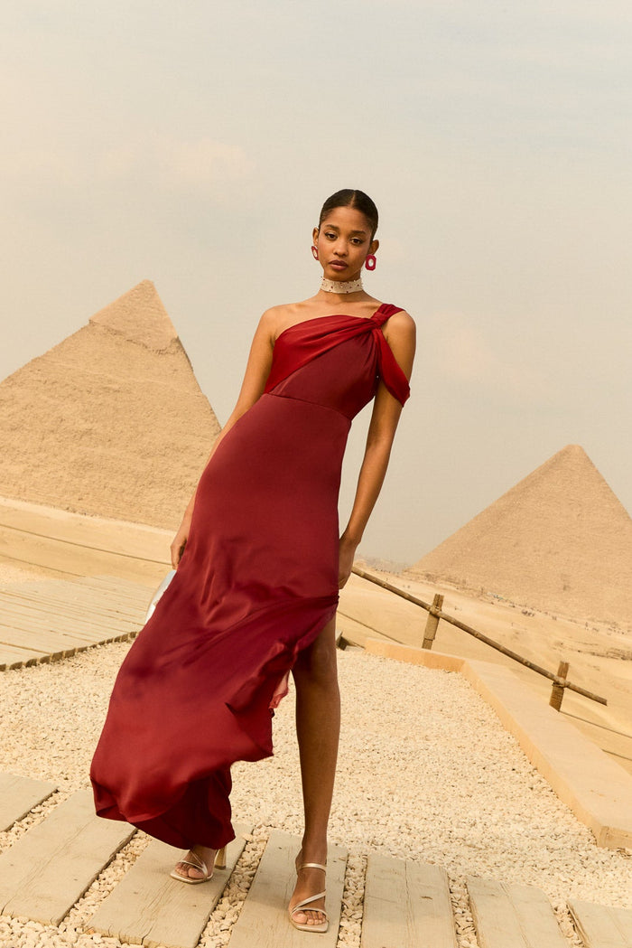 Vestido Vittoria Rojo maxi asimétrico ceñido de Lady Pipa para invitada de boda.