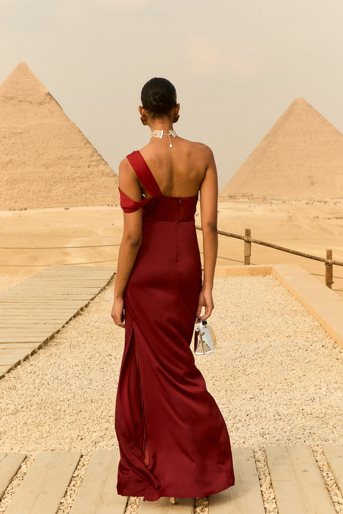 Vestido Vittoria Rojo maxi asimétrico ceñido de Lady Pipa para invitada de boda.