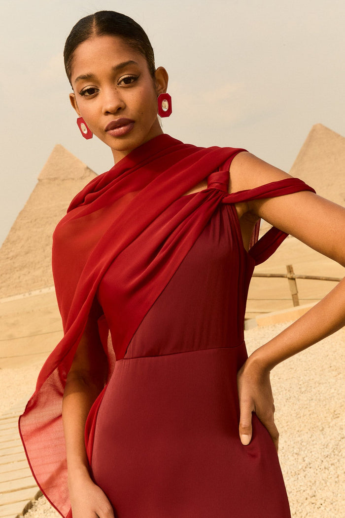 Vestido Vittoria Rojo maxi asimétrico ceñido de Lady Pipa para invitada de boda.
